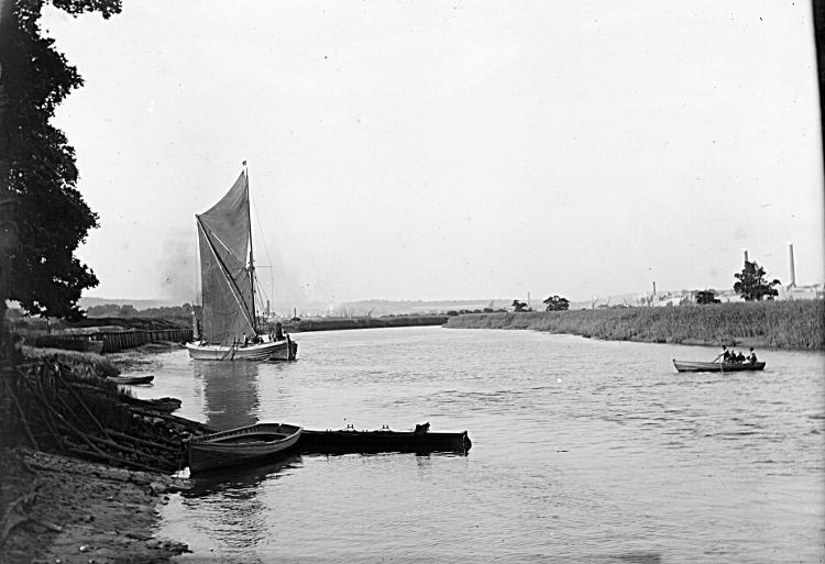 Sailing barge
                carrying coal prepares to enter horsehoe bend